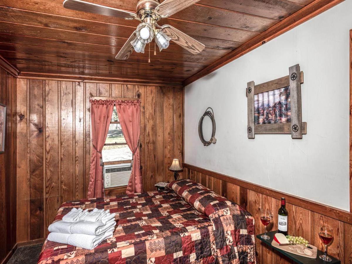 Apache Village Cabinette 15, Queen Bed, Midtown, Sleeps 2 رويدوسو، نيومكسيكو المظهر الخارجي الصورة