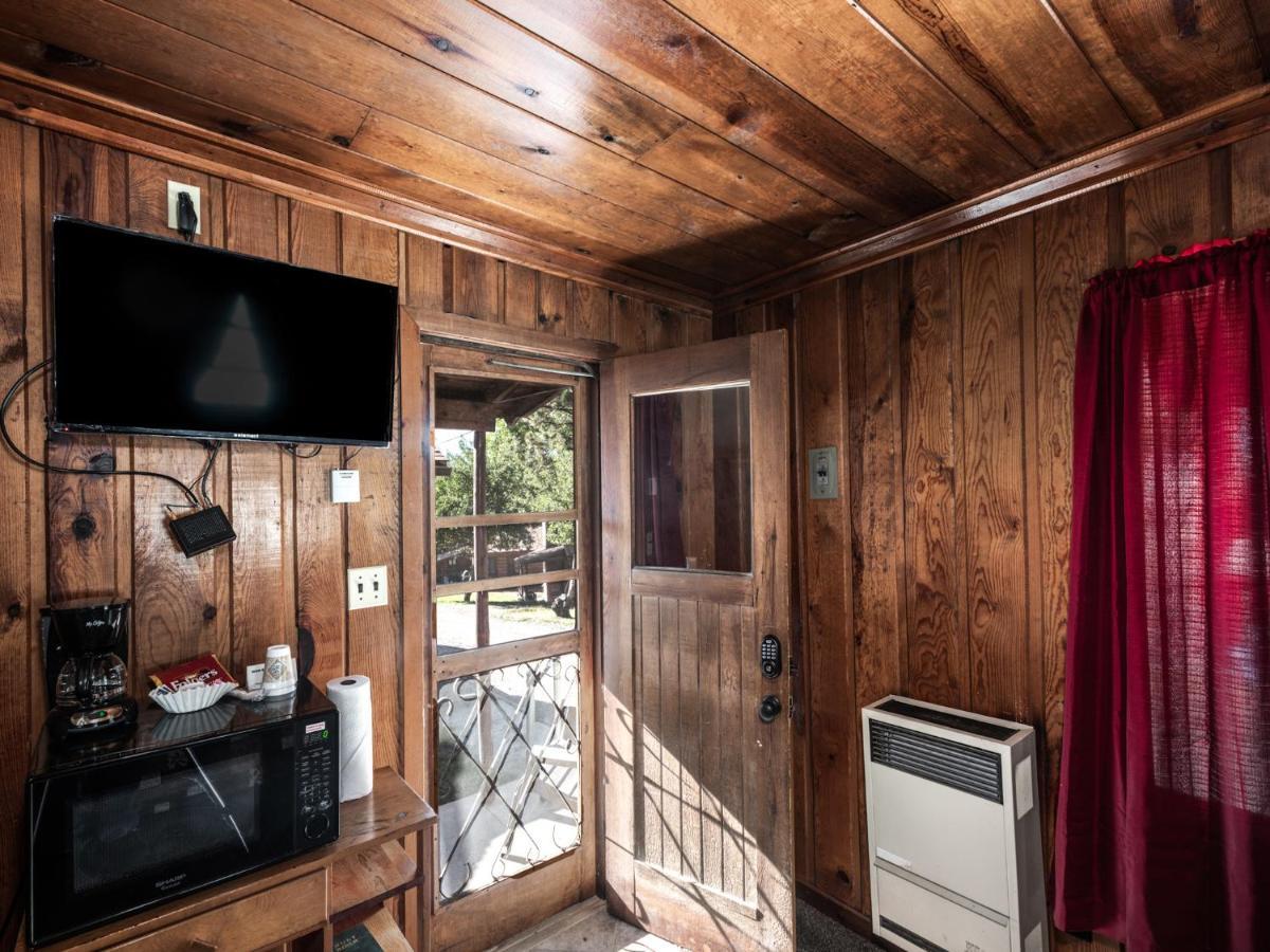 Apache Village Cabinette 15, Queen Bed, Midtown, Sleeps 2 رويدوسو، نيومكسيكو المظهر الخارجي الصورة