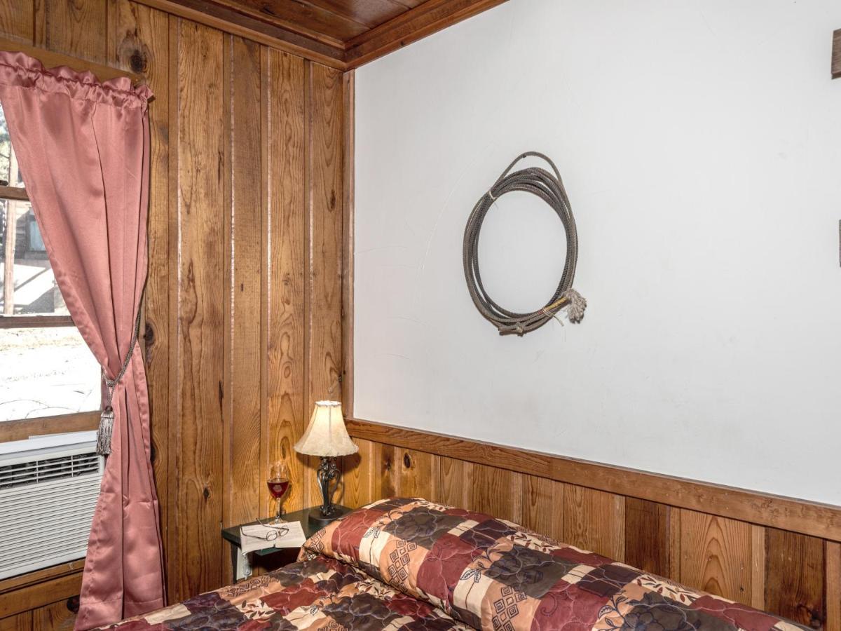Apache Village Cabinette 15, Queen Bed, Midtown, Sleeps 2 رويدوسو، نيومكسيكو المظهر الخارجي الصورة