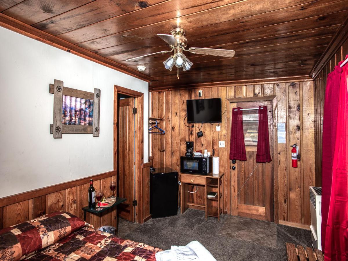 Apache Village Cabinette 15, Queen Bed, Midtown, Sleeps 2 رويدوسو، نيومكسيكو المظهر الخارجي الصورة